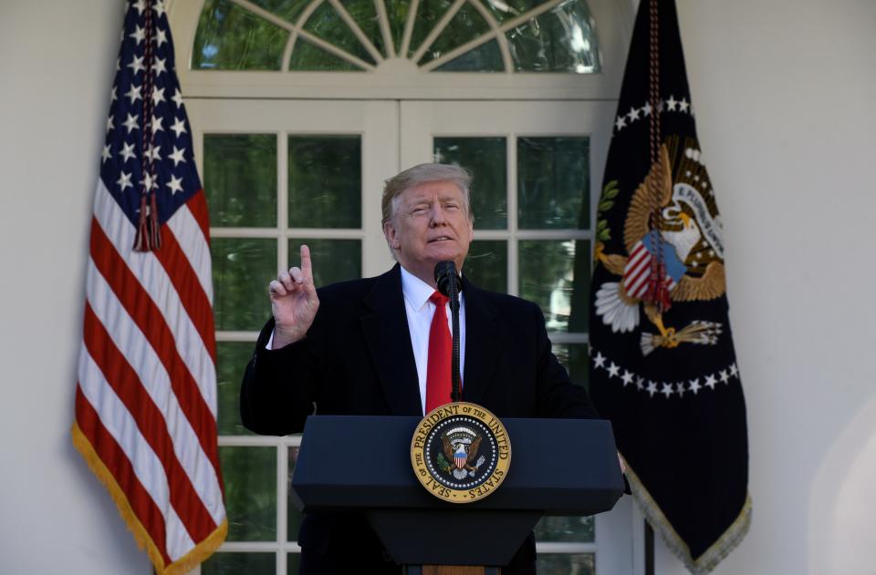 EPA1126. WASHINGTON (ESTADOS UNIDOS), 25/01/2019.- El presidente estadounidense, Donald Trump, ofrece declaraciones este viernes en la Casa Blanca, en Washington, DC (EE.UU.). Trump anunció este viernes un pacto provisional con el Congreso para la reapertura por tres semanas de la Administración federal, cerrada parcialmente desde hace 35 días, que no incluye los 5.700 millones de dólares para su prometido muro fronterizo. EFE/Olivier Douliery/Pool