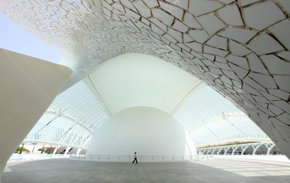 藝術科學城 (Photo by Javier Yaya Tur / CIUDAD DE LAS ARTES Y LAS CIENCIAS from Valencia, España, License: CC BY 2.0, 圖片來源commons.wikimedia.org/wiki/File:Hemisfèric_09072010.jpg)