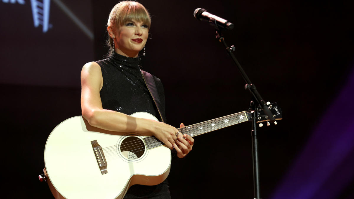 Taylor Swift Shares New Bejeweled Video, Talks 'Midnights' and More on  'Fallon