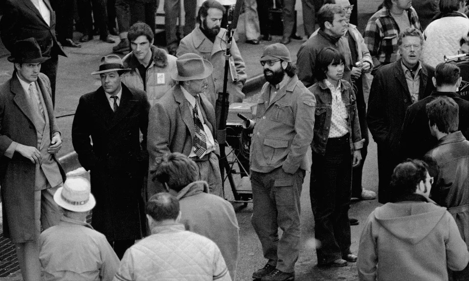 Marlon Brando y Francis Ford Coppola en el rodaje de 'El Padrino' en la calle Mott en Manhattan. (Foto de Anthony Pescatore/NY Daily News via Getty Images)