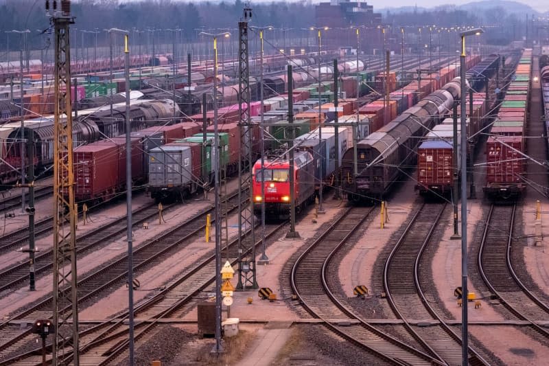 Freight wagons are parked at the Maschen marshalling yard. The German Train Drivers' Union (GDL) has called for another 24-hour strike in the collective bargaining dispute at Deutsche Bahn in passenger and freight transport. Bodo Marks/dpa