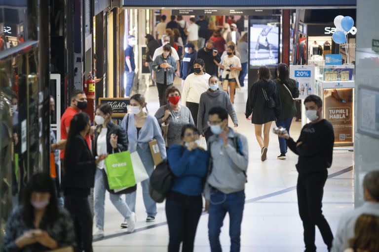 La actividad en los shoppings vuelve a ser normal, pero con cuidados

