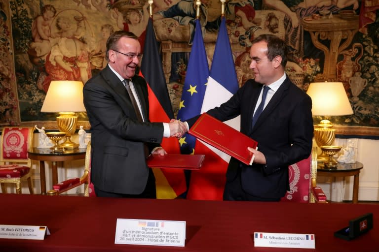 Boris Pistorius, left, and Sebastien Lecornu after signing an agreement on the MGCS 'tank of the future' project in Paris (Thomas SAMSON)