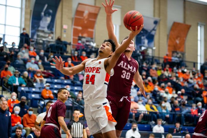 Hope&#39;s Evan Thomas takes a shot under the basket during a game against Alma Saturday, Jan. 22, 2022, at DeVos Fieldhouse. 