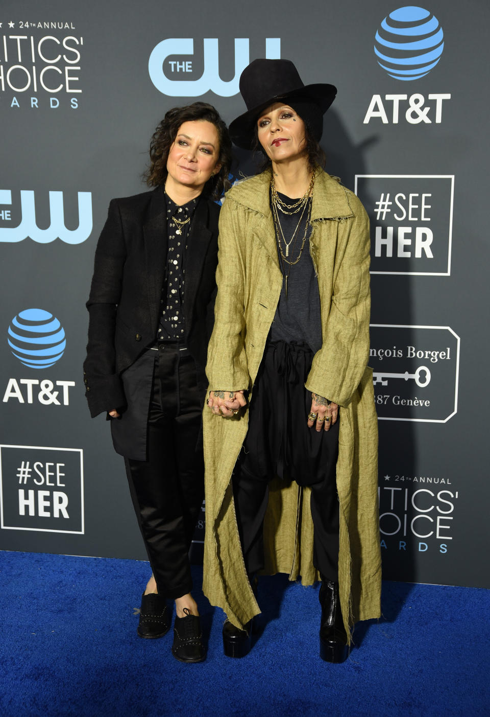 <p>Con su atrevido look, la cantante Linda Perry robó parte del protagonismo a su esposa, la presentadora y actriz Sara Gilbert. Aun así, fueron otra de las parejas de la noche. (Foto: Presley Ann / FilmMagic / Getty Images). </p>