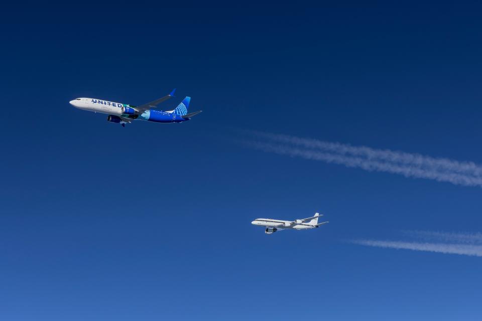 Contrails are visible behind both NASA's DC-8 Airborne Lab and Boeing's 737 MAX 10 ecoDemonstrator during one of the test flights.