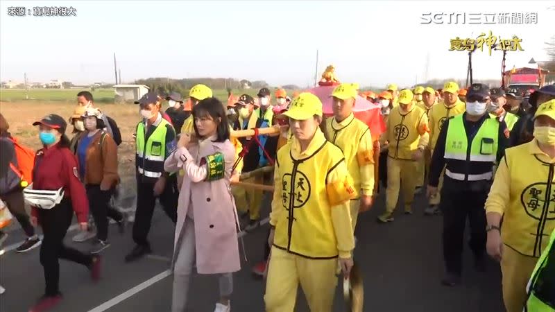 日本女記者跟著轎班走了一段路。（圖／寶島神很大）