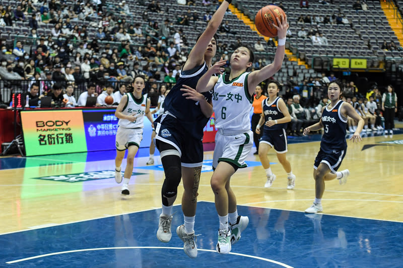 HBL女子組4強賽　北一女挺進冠軍戰 112學年度HBL高中籃球聯賽16日在台北小巨蛋進行4 強賽，女子組上午由北一女中對上金甌女中，北一女 鄒沛宸（前右，白衣持球）全場貢獻17分，外帶6籃 板、4助攻、5抄截，幫助隊以79比65挺進冠軍戰。 中央社記者翁睿坤攝　113年3月16日 