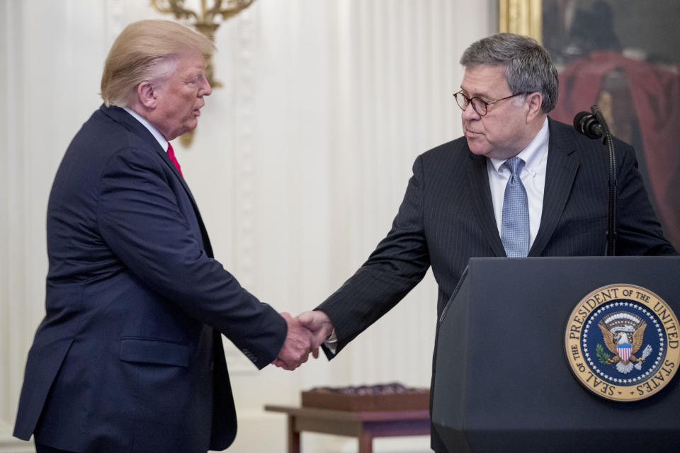 El presidente Donald Trump estrecha la mano del secretario de Justicia William Barr al tomar el estrado para otorgar la Medalla al Valor a seis policías que detuvieron una masacre en Dayton, Ohio, y Conmemoraciones Heroicas a cinco civiles de una masacre en El Paso, Texas, en la Sala Este de la Casa Blanca, el lunes 9 de septiembre de 2019, en Washington. (AP Foto/Andrew Harnik)