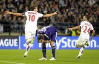 Paris Saint-Germain's Zlatan Ibrahimovic (L) react with Marco Verratti (R) after scoring a hattrick against Anderlecht during their Champions League soccer match at Constant Vanden Stock stadium in Brussels October 23, 2013. REUTERS/Laurent Dubrule (BELGIUM - Tags: SPORT SOCCER)