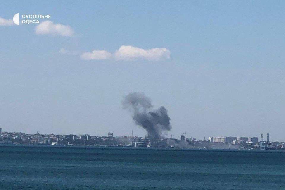 烏克蘭總統辦公室顧問波多利雅科(Mykhailo Podolyak)釋出敖德薩港遭俄軍轟炸照片。(Twitter/@@Podolyak_M)