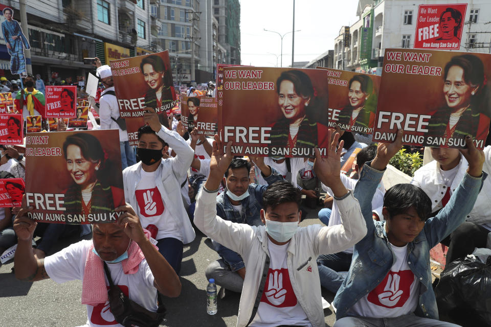 緬甸局勢持續升高，反對軍方政變的抗議群眾在22日周一發動全國罷工，群眾高舉翁山蘇姬的海報，而軍方也不甘示弱威脅動用武力鎮壓，可能導致暴力進一步加劇。圖片來源：AP。