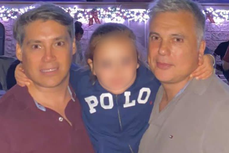 Andres Galfrascoli y Fabián Núñez, junto con la hija de ambos, Sofía de 5 años