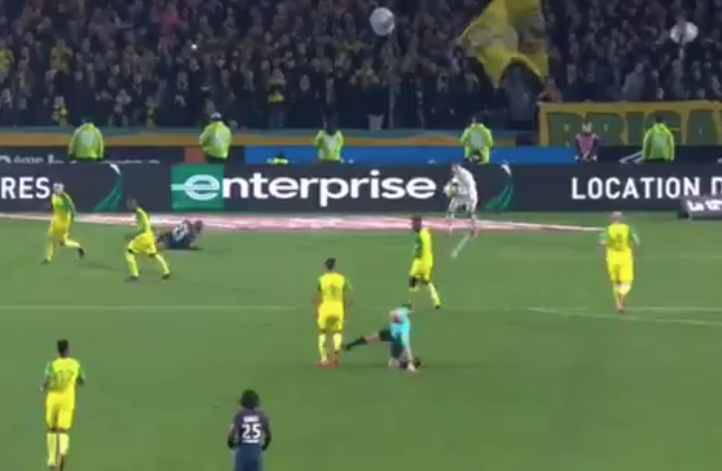 The ref in the PSG-Nantes game kicks Diego Carlos before showing him a red card. (Screenshot: Canal+)