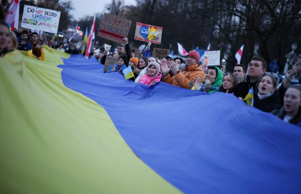 2024年2月24日，波蘭華沙民眾在俄羅斯大使館前示威。路透社