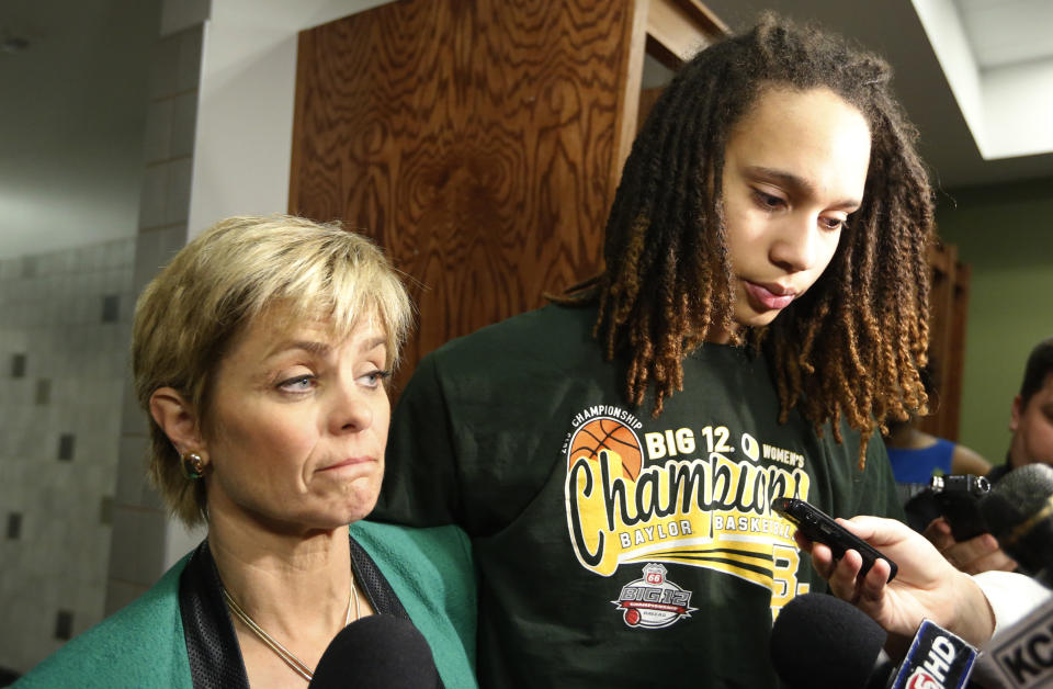 Former Baylor head coaches Kim Mulkey (left) and Brittney Griner (right) have reportedly had a rocky relationship since falling out a few years ago. (AP Photo/Sue Ogrocki) )