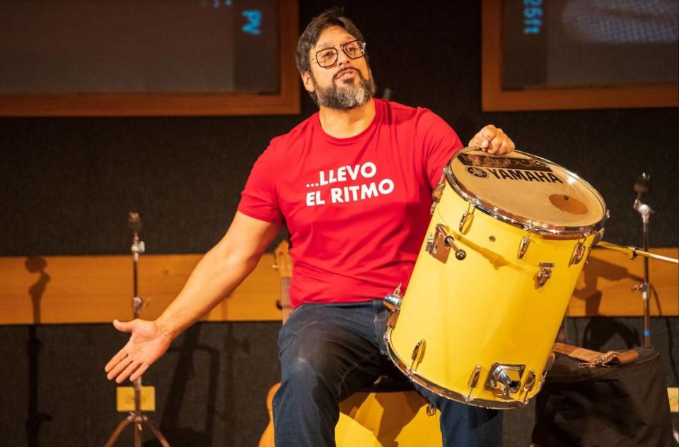 Adolfo Herrera, el percusionista, en un momento de su testimonio como parte del musical “Papá Cuatro”. 