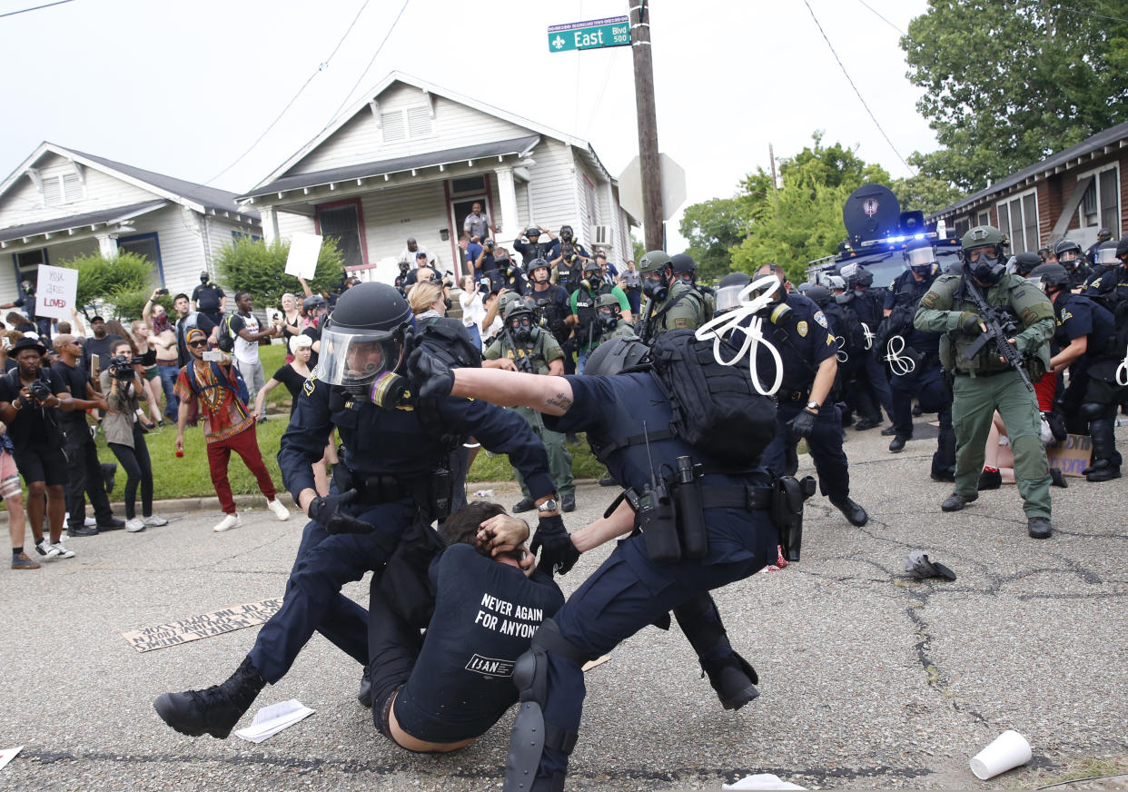 Police scuffle with a demonstrator as they try to apprehend him during a rally in Baton Rouge, Louisiana U.S. July 10, 2016.    REUTERS/Shannon Stapleton  TPX IMAGES OF THE DAY 