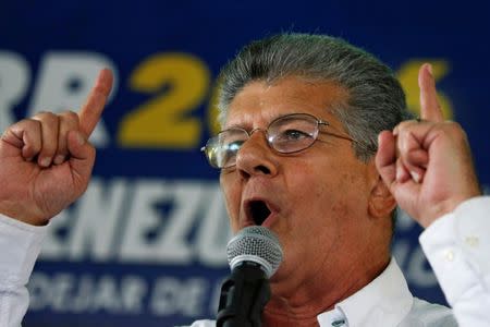 Henry Ramos Allup, president of the National Assembly, speaks to supporters during a meeting with representatives of the Venezuela's coalition of opposition parties (MUD) in Caracas, Venezuela September 26, 2016. REUTERS/Carlos Garcia Rawlins