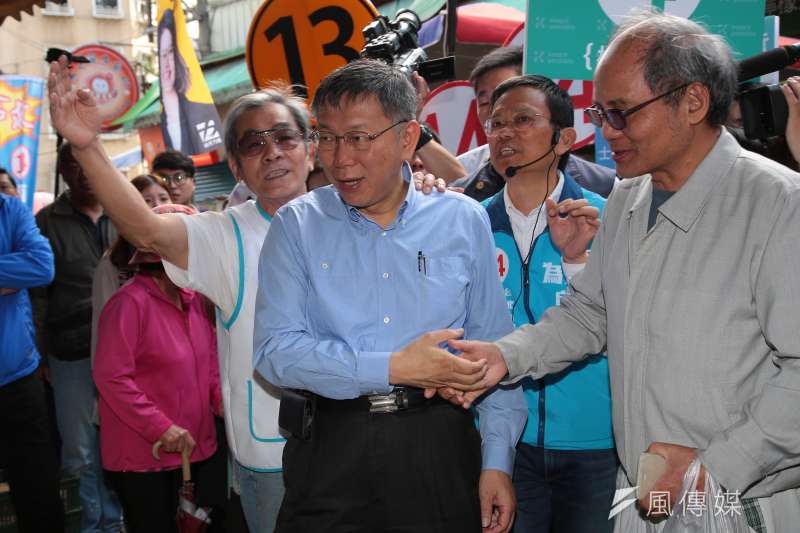 20181120-台北市長柯文哲20日在市議員候選人陳政忠陪同下，至士林市場掃街拜票。（顏麟宇攝）