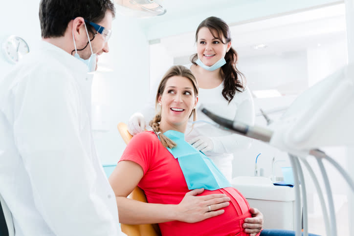 Es importante visitar al dentista durante el embarazo. Foto: kzenon/Getty Images