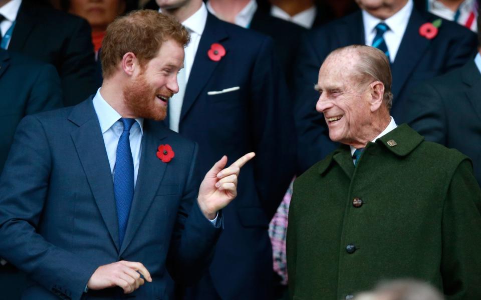 Prinz Harry (links) lacht mit Prinz Philip 