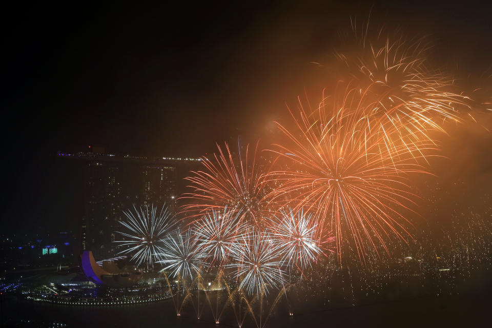 <p>Fireworks explode above Singapore’s financial district at the stroke of midnight to mark the New Year’s celebrations on Monday, Jan. 1, 2018, in Singapore. (Photo: Wong Maye-E/AP) </p>