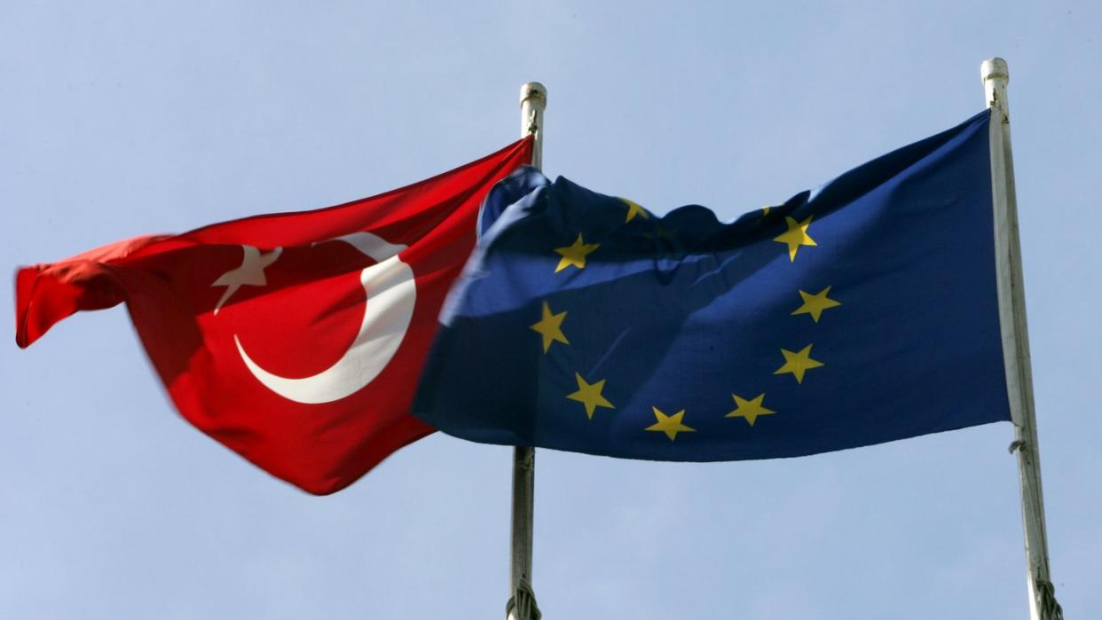 Die türkische und die europäische Flagge.