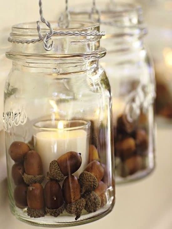L’automne est romantique et mélancolique, alors pourquoi ne pas mettre vos bougies dans des bocaux en verre garnis de quelques pommes de pin ?