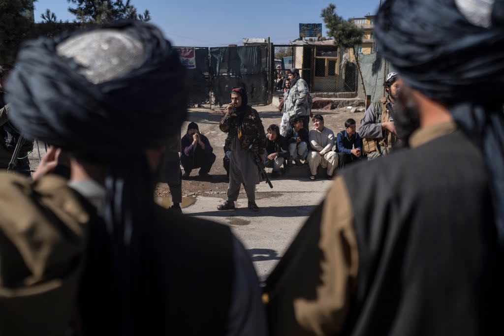 Combatientes talibanes aseguran la zona tras la explosión de una bomba de carretera en Kabul, a principios de este mes (AP)