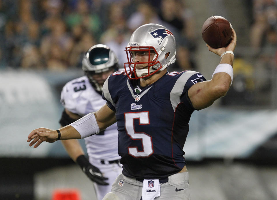 New England Patriots quarterback Tim Tebow throws a pass against the Philadelphia Eagles during the fourth quarter of their NFL pre-season football game in Philadelphia, Pennsylvania August 9, 2013. REUTERS/Tim Shaffer (UNITED STATES - Tags: SPORT FOOTBALL)