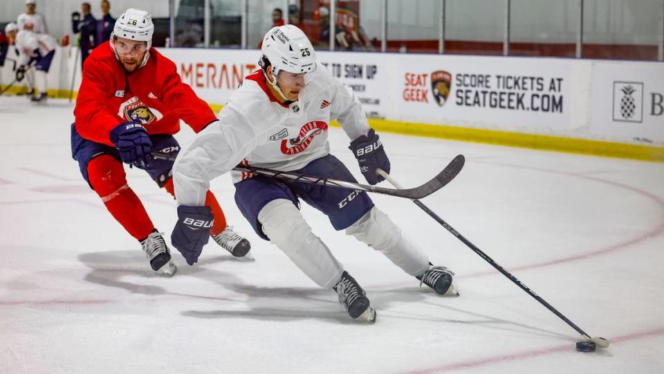 Florida Panthers forward <span class="caas-xray-inline-tooltip"><span class="caas-xray-inline caas-xray-entity caas-xray-pill rapid-nonanchor-lt" data-entity-id="Mackie_Samoskevich" data-ylk="cid:Mackie_Samoskevich;pos:5;elmt:wiki;sec:pill-inline-entity;elm:pill-inline-text;itc:1;cat:Athlete;" tabindex="0" aria-haspopup="dialog"><a href="https://search.yahoo.com/search?p=Mackie%20Samoskevich" data-i13n="cid:Mackie_Samoskevich;pos:5;elmt:wiki;sec:pill-inline-entity;elm:pill-inline-text;itc:1;cat:Athlete;" tabindex="-1" data-ylk="slk:Mackie Samoskevich;cid:Mackie_Samoskevich;pos:5;elmt:wiki;sec:pill-inline-entity;elm:pill-inline-text;itc:1;cat:Athlete;" class="link ">Mackie Samoskevich</a></span></span> (25) controls the puck during practice drills at Florida Panthers IceDen in Coral Springs, Florida on Thursday, September 21, 2023. Al Diaz/adiaz@miamiherald.com