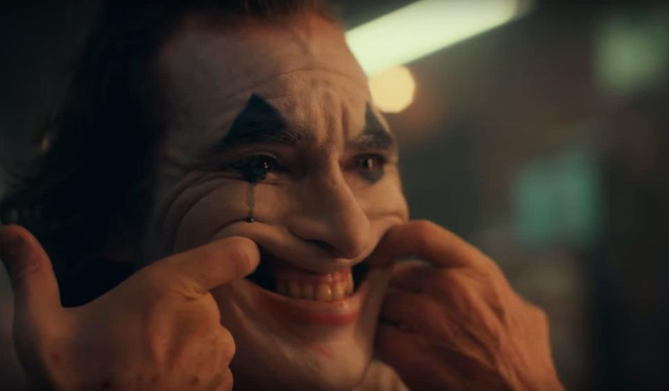 Arthur's transition into the Joker, seen in a screencap from the first teaser. (Warner Bros.) 