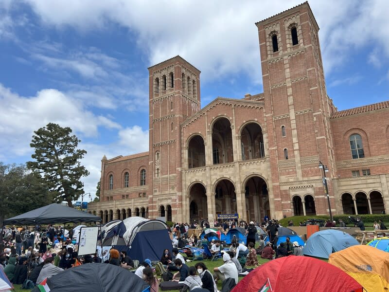 UCLA數百人紮營示威  支持巴勒斯坦 美國20多所大學校園近日陸續出現抗議以色列攻擊加 薩走廊、支持巴勒斯坦的學生運動，加州大學洛杉磯 分校（UCLA）25日有數百人紮營示威。 中央社記者林宏翰洛杉磯攝  113年4月26日 