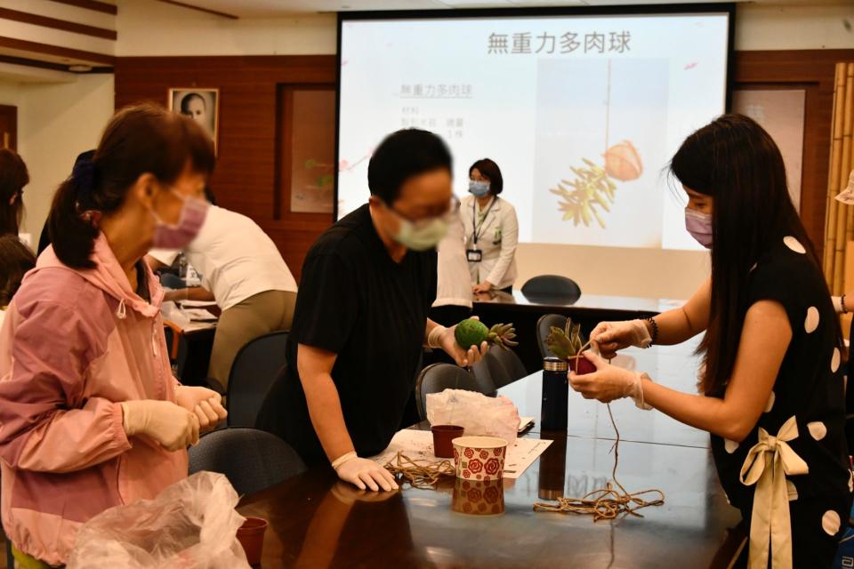 花藝設計師文美琳帶領病友及家屬們手作「無重力多肉球」