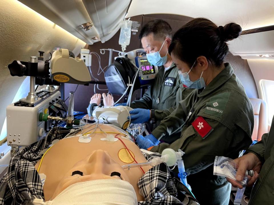 直升機上有基本醫療配備，但仍與急症室有一段距離。楊小鳴亦說，這也是對醫護的一大挑戰。