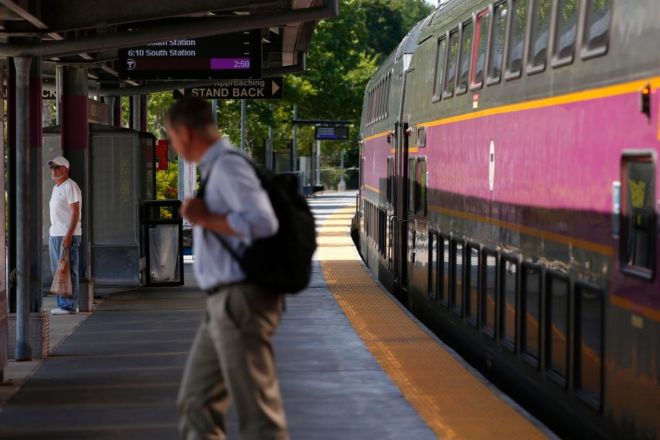 The commuter train arrives at the Lakeville/Middleboro station.