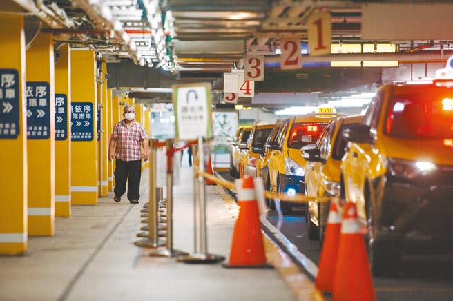 疫情升溫，計程車生意大受影響，但台北市物流成長5倍，市長柯文哲8日研議將小黃結合外送、物流，讓運將有收入，商品也有運送管道。（本報資料照片）