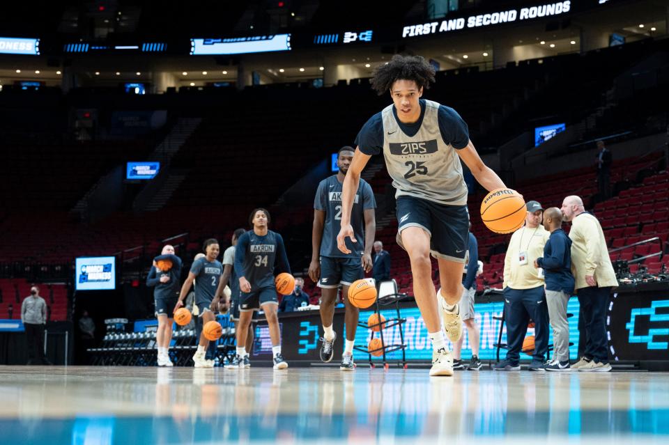 Akron Zips forward Enrique Freeman (25) warms up with teammates during a practice session at Moda Center in Portland, March 16, 2022.