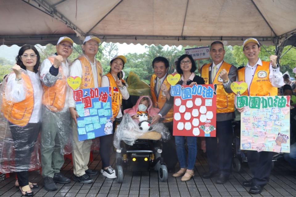 國際獅子會300A2區贊助遊動物園 ，玻璃娃娃小雪特別用輕黏土捏了一隻貓熊，院生也做了集氣祝福卡，希望團團趕快好起來。（新北市社會局提供）