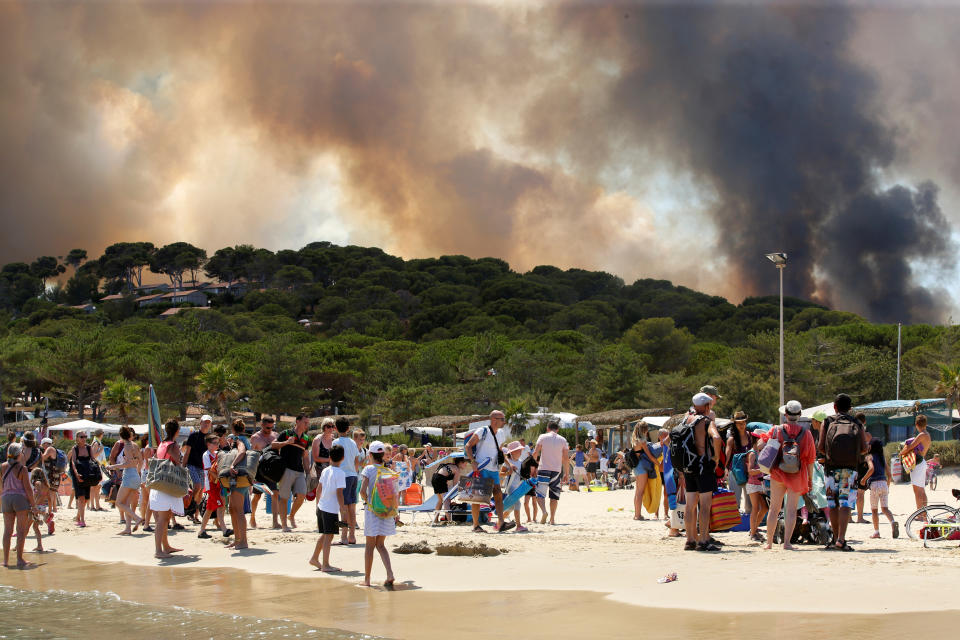 Des touristes évacués de la plage à Bormes-les-Mimosas, en juillet 2017. 