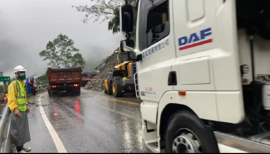 蘇花路廊１１９點４公里發生上邊坡坍方道路阻斷，於下午二時三十分採單線雙向警戒通行。（四工處提供）