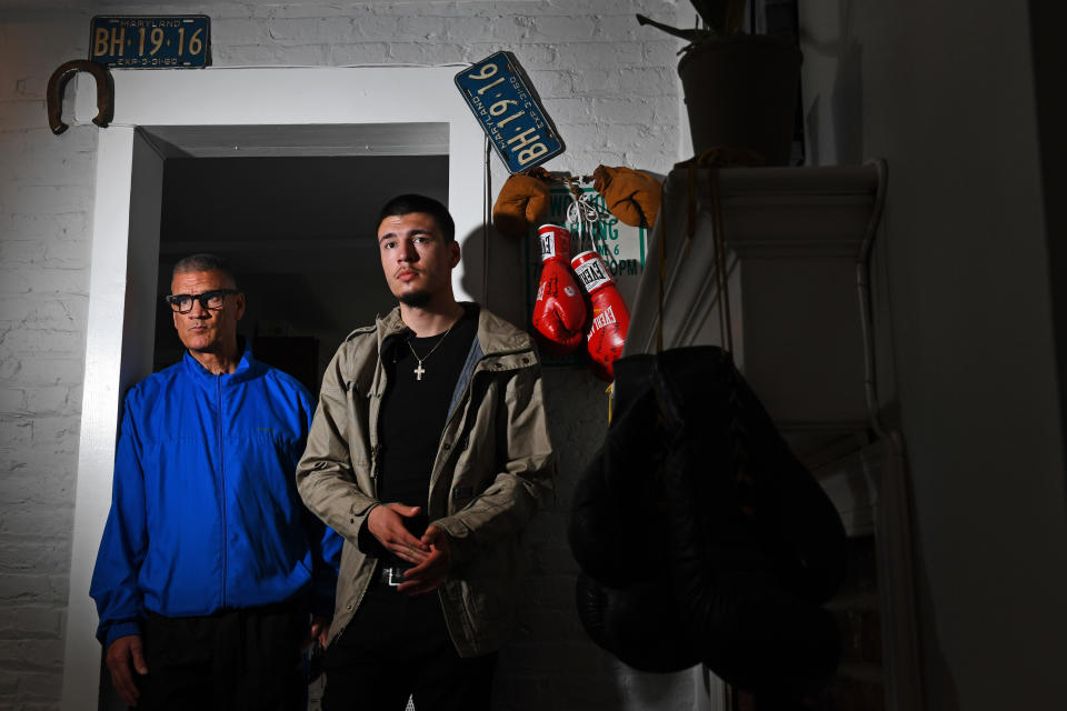 Buddy Harrison, a la izquierda, y su hijo, Dusty Hernandez-Harrison, hablan sobre un joven boxeador de 22 años que recibió un disparo mortal el 1 de abril de 2018 en Washington, DC. (Foto: Katherine Frey/The Washington Post vía Getty Images)