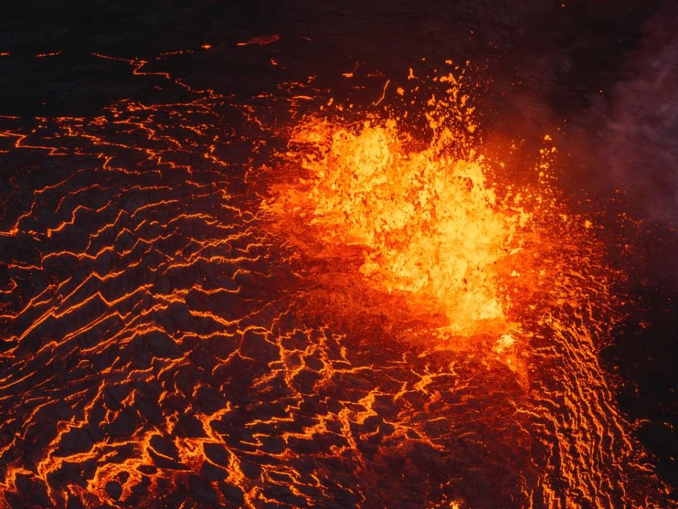 冰島火山噴發美景，雖然危險卻吸引國際遊客到訪。美聯社