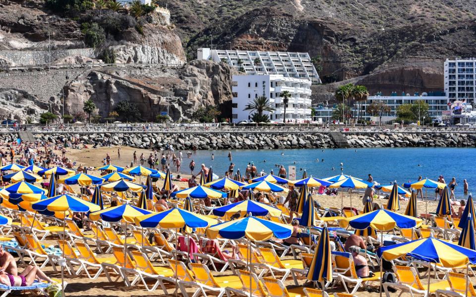 Crowds of tourists on Porto Rico harbour, Gran Canaria