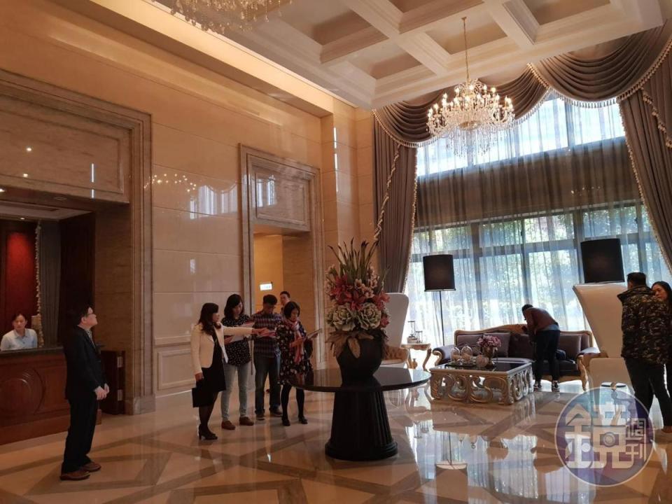 大廳挑高7.7米，採飯店式管理，公設比僅29%。