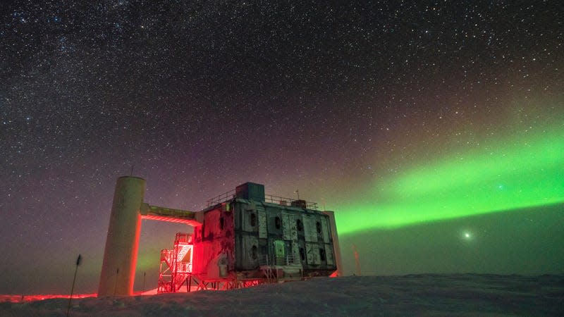 IceCube Observatory at night. - Photo: <a class="link " href="https://icecube.wisc.edu/gallery/detector/#modulagallery-7032-2074" rel="nofollow noopener" target="_blank" data-ylk="slk:Martin Wolf, IceCube/NSF;elm:context_link;itc:0;sec:content-canvas">Martin Wolf, IceCube/NSF</a>