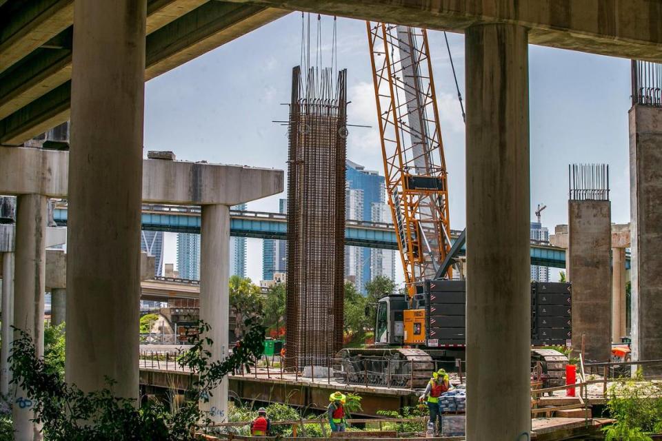 Construcción del muelle para la nueva sección de doble piso de la SR 836 en el núcleo del SR 836/I-395/I-95 Interchange como parte del Proyecto de Diseño y Construcción de I-395/SR 836/I-95, el miércoles 3 de agosto de 2022.