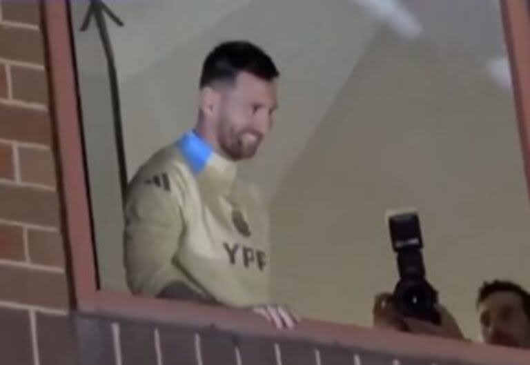 Messi salió a saludar al balcón del hotel el día de su cumpleaños