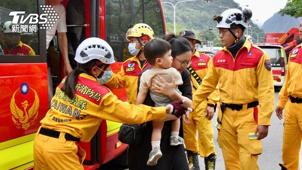 太魯閣遊客獲救下山。（圖／胡瑞麒攝）